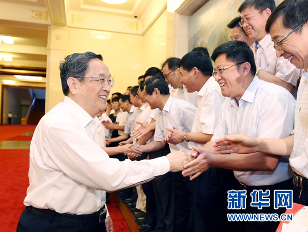 會前，俞正聲、張高麗接見援藏干部代表，向參加對口支援西藏工作的各地區(qū)各部門各單位和廣大援藏干部表示誠摯問候。新華社記者 姚大偉 攝