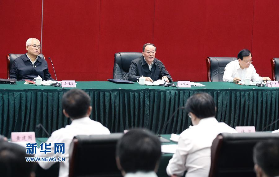 5月8日至10日，中共中央政治局常委、中央紀(jì)委書記王岐山到浙江省調(diào)研，并主持召開部分省區(qū)市紀(jì)委書記座談會。這是5月9日，王岐山在嘉興主持召開部分省區(qū)市紀(jì)委書記座談會。新華社記者 姚大偉 攝 
