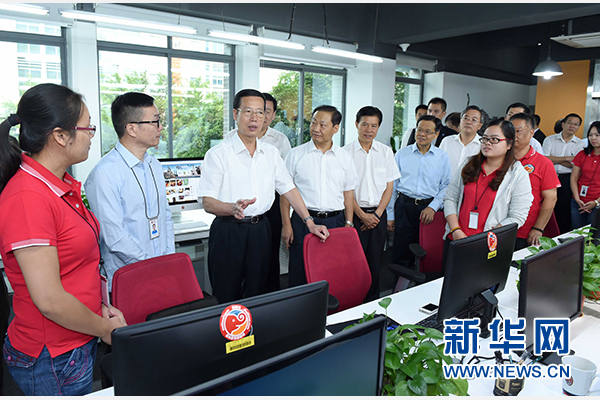 9月16日至18日，中共中央政治局常委、國(guó)務(wù)院副總理張高麗在廣西調(diào)研。這是9月17日，張高麗在南寧美麗傳說公司調(diào)研承接產(chǎn)業(yè)轉(zhuǎn)移和開展跨境電子商務(wù)情況。 新華社記者張鐸攝 