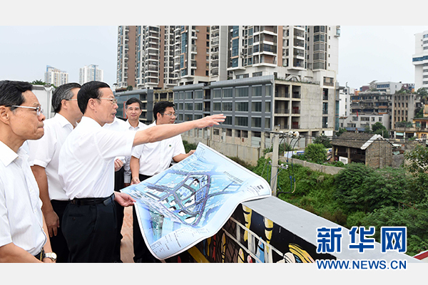 9月16日至18日，中共中央政治局常委、國(guó)務(wù)院副總理張高麗在廣西調(diào)研。這是9月16日，張高麗實(shí)地考察南寧水街棚戶區(qū)改造項(xiàng)目現(xiàn)場(chǎng)。 新華社記者張鐸攝 