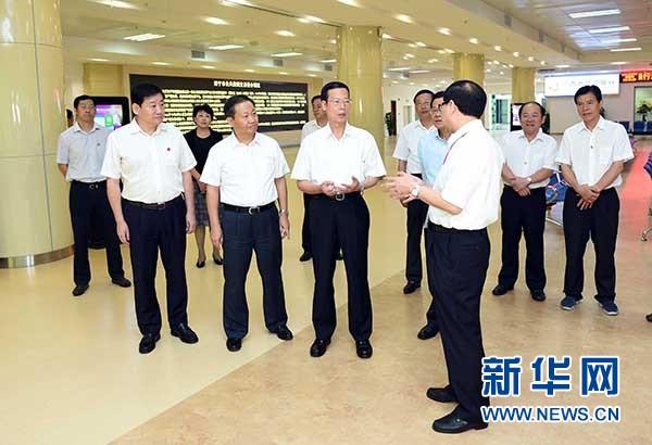 9月16日至18日，中共中央政治局常委、國(guó)務(wù)院副總理張高麗在廣西調(diào)研。這是9月17日，張高麗在南寧市公共資源交易中心對(duì)外服務(wù)大廳了解自治區(qū)簡(jiǎn)政放權(quán)有關(guān)工作。 新華社記者張鐸攝