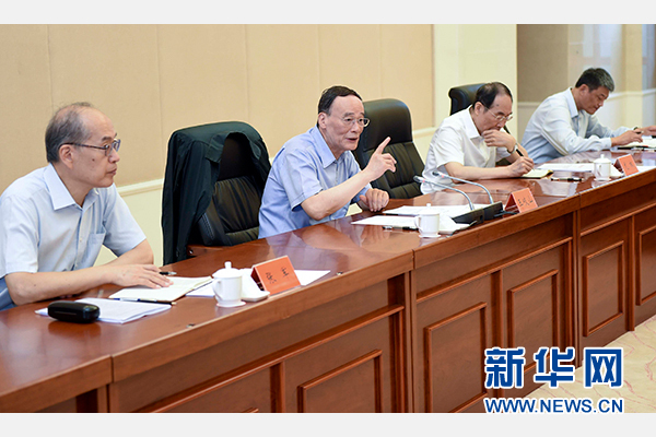 9月24日至26日，中共中央政治局常委、中央紀委書記王岐山在福建調(diào)研。這是9月25日，王岐山在上杭縣古田鎮(zhèn)主持召開座談會，聽取黨員和群眾代表對修訂廉政準則和黨紀處分條例的意見建議。新華社記者張鐸攝