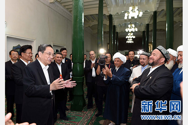 9月26日，中共中央政治局常委、全國政協(xié)主席、中央代表團(tuán)團(tuán)長俞正聲率中央代表團(tuán)部分成員赴喀什看望各族干部群眾。這是俞正聲等來到喀什市艾提尕爾清真寺，與喀什地區(qū)宗教人士代表交流。新華社記者 饒愛民 攝  