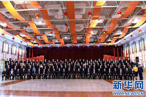 這是俞正聲同喀什地區(qū)有關(guān)負(fù)責(zé)同志、各界人士代表、援疆干部代表合影留念。新華社記者 饒愛民 攝