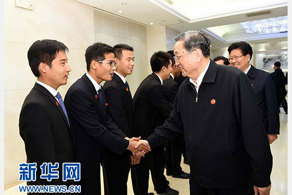 這是俞正聲會(huì)見在喀什地區(qū)鄉(xiāng)鎮(zhèn)工作的內(nèi)地高校畢業(yè)生代表。新華社記者 饒愛民 攝