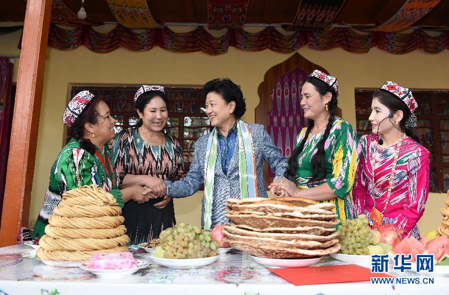 　9月26日，中共中央政治局委員、國務院副總理、中央代表團副團長劉延東率中央代表團分團到和田地區(qū)看望慰問各族干部群眾。這是劉延東在和田市吉亞鄉(xiāng)喀勒塔吐格曼村與維吾爾族群眾在一起。新華社記者張領攝