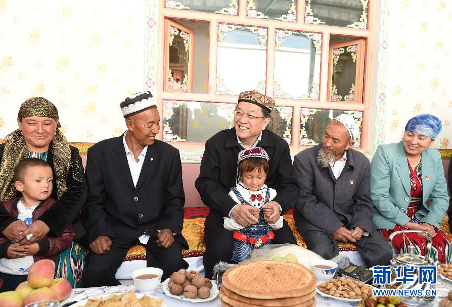 9月27日，中共中央政治局常委、全國政協(xié)主席、中央代表團團長俞正聲率中央代表團部分成員赴喀什地區(qū)莎車縣看望各族干部群眾。這是俞正聲在莎車縣艾力西湖鎮(zhèn)21村看望維吾爾族村民阿布來提&middot;阿不力孜一家。新華社記者 高潔 攝