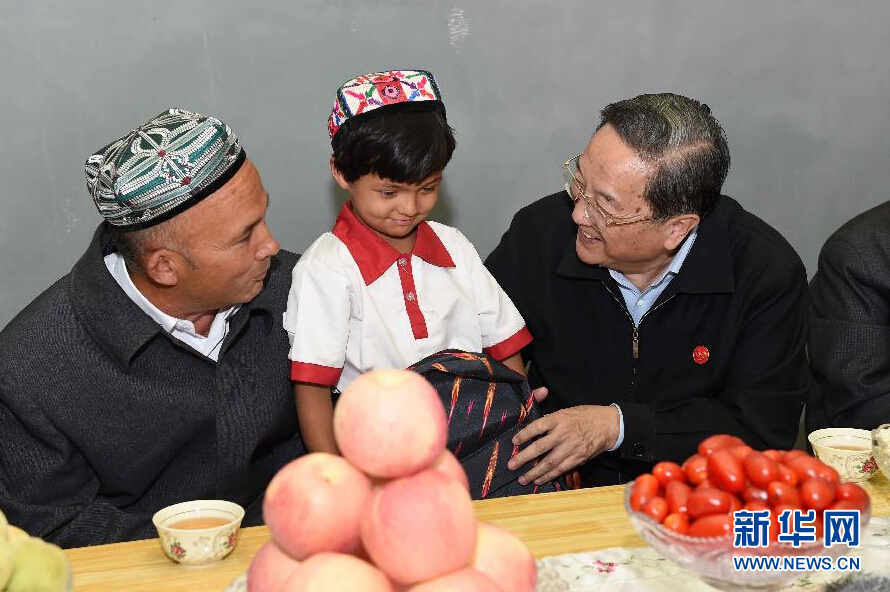 9月27日，中共中央政治局常委、全國政協(xié)主席、中央代表團團長俞正聲率中央代表團部分成員赴喀什地區(qū)莎車縣看望各族干部群眾。這是俞正聲到新疆生產(chǎn)建設兵團第三師莎車農(nóng)場維吾爾族團場職工家中看望，并向小朋友贈送學習用品。新華社記者 饒愛民 攝