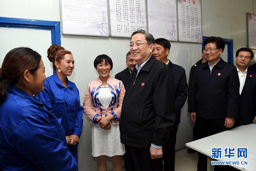 9月27日，中共中央政治局常委、全國政協(xié)主席、中央代表團團長俞正聲率中央代表團部分成員來到新疆英吉沙縣喀什中興手套有限公司考察。新華社記者 饒愛民 攝 