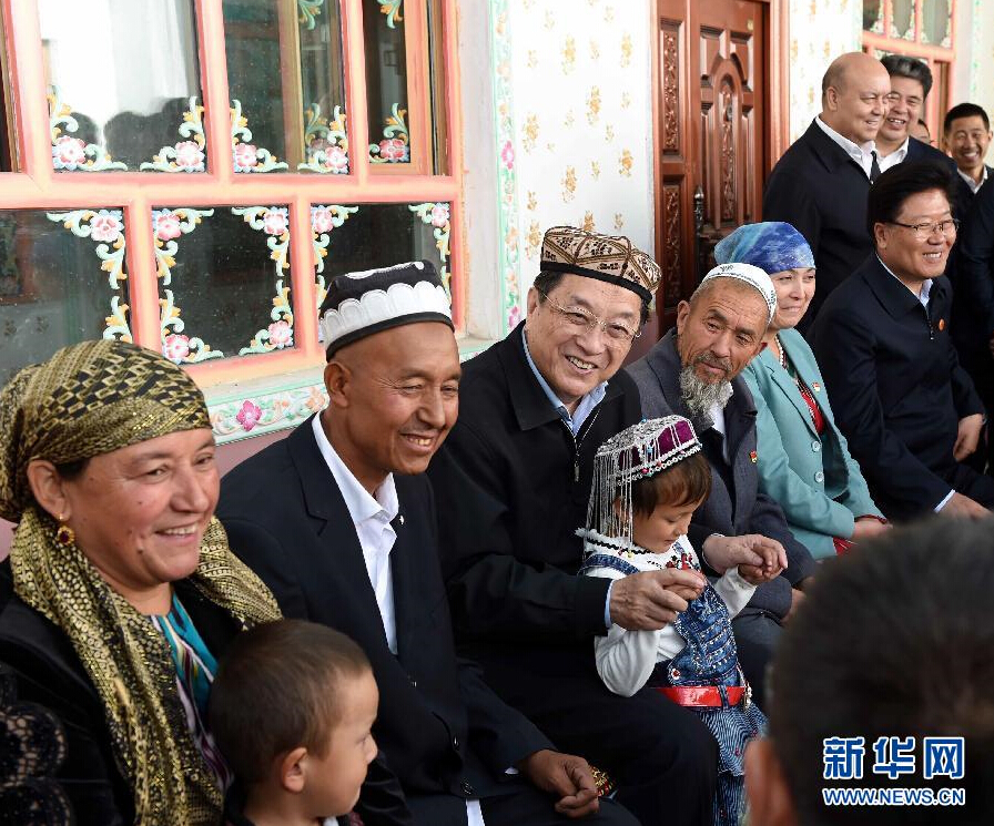 9月27日，中共中央政治局常委、全國政協(xié)主席、中央代表團團長俞正聲率中央代表團部分成員赴喀什地區(qū)莎車縣看望各族干部群眾。這是俞正聲在莎車縣艾力西湖鎮(zhèn)21村看望維吾爾族村民阿布來提&middot;阿不力孜一家。新華社記者 饒愛民 攝