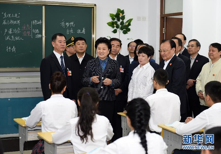 9月27日，中共中央政治局委員、國(guó)務(wù)院副總理、中央代表團(tuán)副團(tuán)長(zhǎng)劉延?xùn)|率中央代表團(tuán)分團(tuán)，帶著黨中央、國(guó)務(wù)院的親切關(guān)懷和全國(guó)各族人民的深切情誼，來(lái)到和田地區(qū)、阿克蘇地區(qū)慰問(wèn)各族干部群眾，并祝賀大家中秋節(jié)快樂(lè)。這是劉延?xùn)|視察對(duì)口援建的和田天津中學(xué)。新華社記者 張領(lǐng) 攝