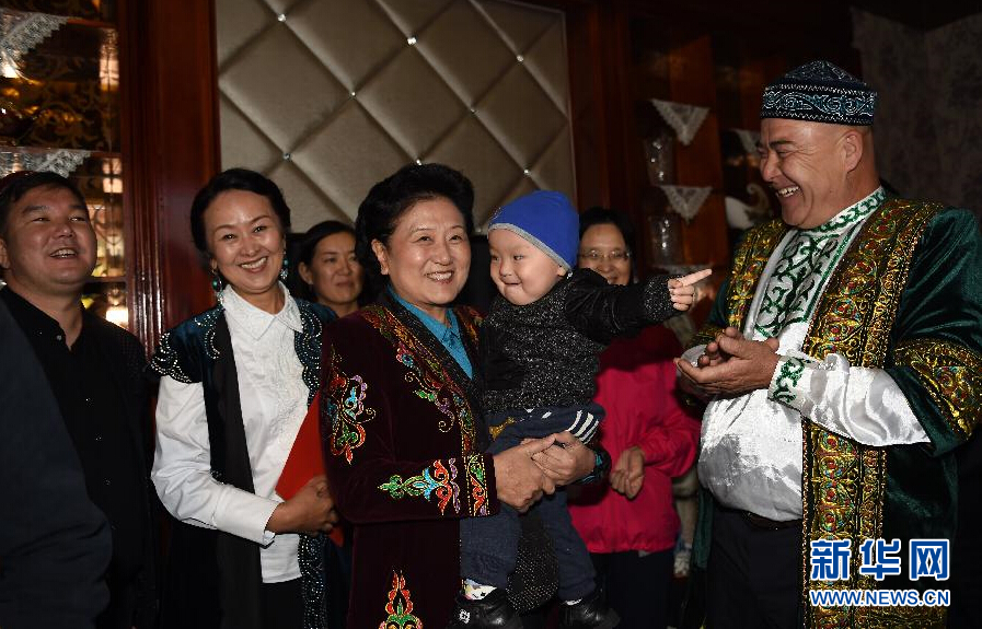 9月29日，中共中央政治局委員、國務院副總理、中央代表團副團長劉延東率中央代表團分團在伊犁哈薩克自治州看望慰問各族干部群眾。這是劉延東在伊寧市漢賓鄉(xiāng)發(fā)展村走訪慰問哈薩克族村民。新華社記者張領攝