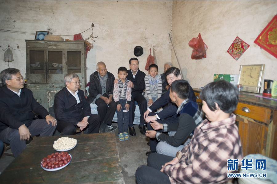 10月22日至23日，中共中央政治局常委、國務(wù)院副總理張高麗在山東調(diào)研扶貧工作情況。這是10月22日，張高麗在菏澤市巨野縣田莊鎮(zhèn)后屯村入戶看望生活困難村民。 新華社記者 王曄 攝