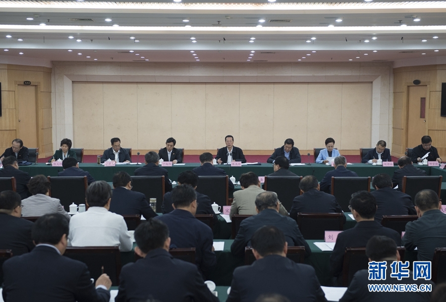 10月22日至23日，中共中央政治局常委、國務(wù)院副總理張高麗在山東調(diào)研扶貧工作情況。這是10月23日，張高麗在菏澤市主持召開扶貧工作座談會。 新華社記者 王曄 攝