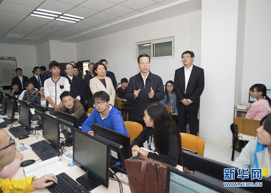 10月22日至23日，中共中央政治局常委、國務(wù)院副總理張高麗在山東調(diào)研扶貧工作情況。這是10月22日，張高麗在濟寧市惠普軟件人才實訓基地調(diào)研教育培訓脫貧有關(guān)情況。 新華社記者 王曄 攝