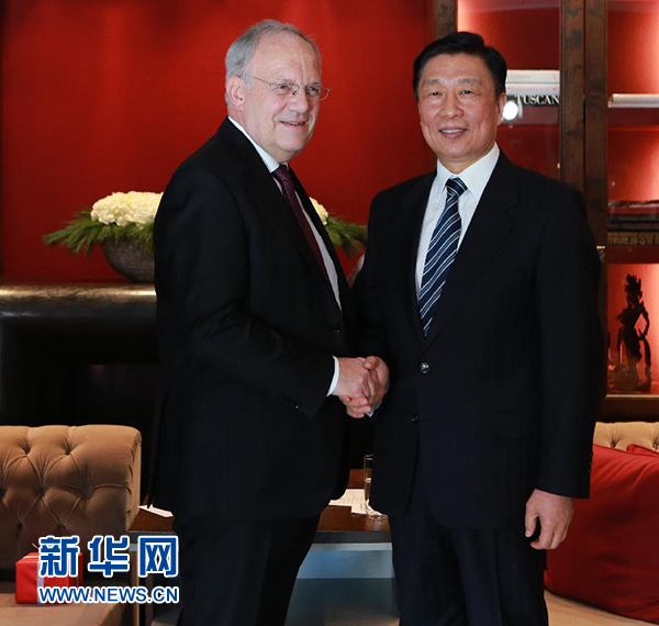 1月21日，中國(guó)國(guó)家副主席李源潮（右）在瑞士達(dá)沃斯會(huì)見(jiàn)瑞士聯(lián)邦主席施奈德－阿曼。 新華社記者羅歡歡攝