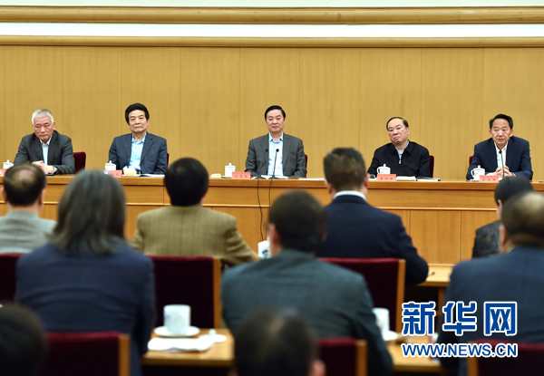 4月8日，中共中央政治局委員、中央書記處書記、中宣部部長劉奇葆在北京同講好中國故事專家學者、文化交流使者研討班學員座談。 新華社記者李濤 攝