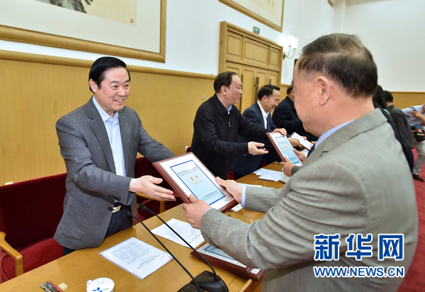 4月8日，中共中央政治局委員、中央書記處書記、中宣部部長劉奇葆在北京同講好中國故事專家學者、文化交流使者研討班學員座談。這是劉奇葆在座談會上向獲得講好中國故事文化交流使者稱號的代表頒發(fā)證書。新華社記者 李濤 攝