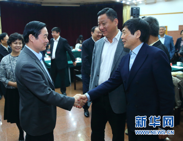 4月12日，中共中央政治局委員、中央書記處書記、中宣部部長劉奇葆在北京出席&ldquo;走向世界的中國兒童文學(xué)&rdquo;座談會并講話。這是座談會后，劉奇葆與國際安徒生獎獲得者、兒童文學(xué)作家曹文軒握手。新華社記者丁海濤攝