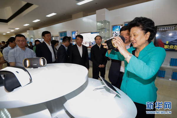 5月8日，中共中央政治局委員、國務院副總理劉延東在天津出席2016年職業(yè)教育活動周啟動儀式暨全國職業(yè)院校技能大賽開幕式。這是劉延東（右一）在天津廣播電視大學體驗區(qū)，通過全景VR設備體驗汽車修理培訓課程。新華社記者 沈伯韓攝