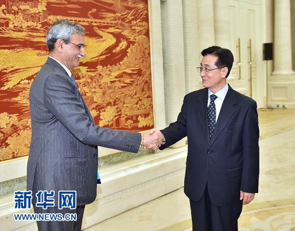 5月9日，中共中央書記處書記、中央紀(jì)委副書記趙洪祝在北京會見印度中央監(jiān)察委員會主席喬杜里。 新華社記者 李濤 攝