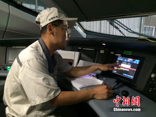 中車青島四方機(jī)車車輛股份有限公司高鐵調(diào)試高級(jí)技師周勇在演示調(diào)試過(guò)程。中新網(wǎng) 邱宇 攝