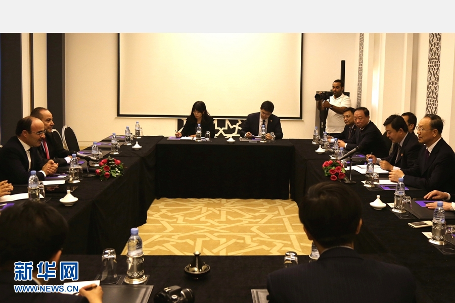 9月19日，在摩洛哥首都拉巴特，中共中央書記處書記、全國政協(xié)副主席杜青林（右一）會見摩洛哥真實性與現(xiàn)代黨總書記奧馬里（左一）。應(yīng)摩洛哥參議院邀請，中共中央書記處書記、全國政協(xié)副主席杜青林于18日至20日率中共代表團訪摩，分別會見政府首腦本&middot;基蘭、參議長本希馬、真實性與現(xiàn)代黨總書記奧馬里等。新華社記者劉鍇攝