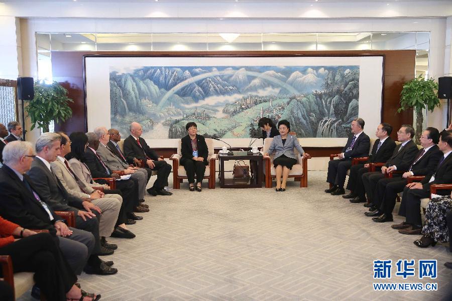 9月28日，國(guó)際醫(yī)學(xué)科學(xué)院組織2016年全體成員大會(huì)在北京舉行。國(guó)務(wù)院副總理劉延?xùn)|出席會(huì)議并作主旨報(bào)告。會(huì)前，劉延?xùn)|集體會(huì)見(jiàn)出席大會(huì)的主要嘉賓。新華社記者劉衛(wèi)兵攝 