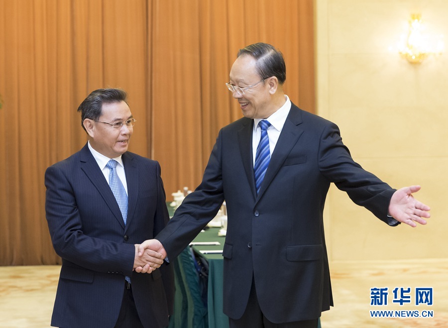 10月12日，中共中央書記處書記、全國政協(xié)副主席杜青林在北京會見來華訪問并出席&ldquo;2016中國共產(chǎn)黨與世界對話會&rdquo;的老撾人革黨中央政治局委員、建國陣線中央主席賽頌蓬&middot;豐威漢率領(lǐng)的老撾人革黨代表團(tuán)。　新華社記者丁海濤攝