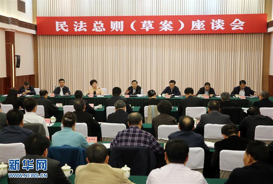 這是11月23日，張德江在成都主持召開座談會(huì)，11個(gè)省（區(qū)、市）人大常委會(huì)負(fù)責(zé)同志、部分全國人大代表、法律工作者及專家學(xué)者參加會(huì)議。新華社記者 劉衛(wèi)兵 攝 