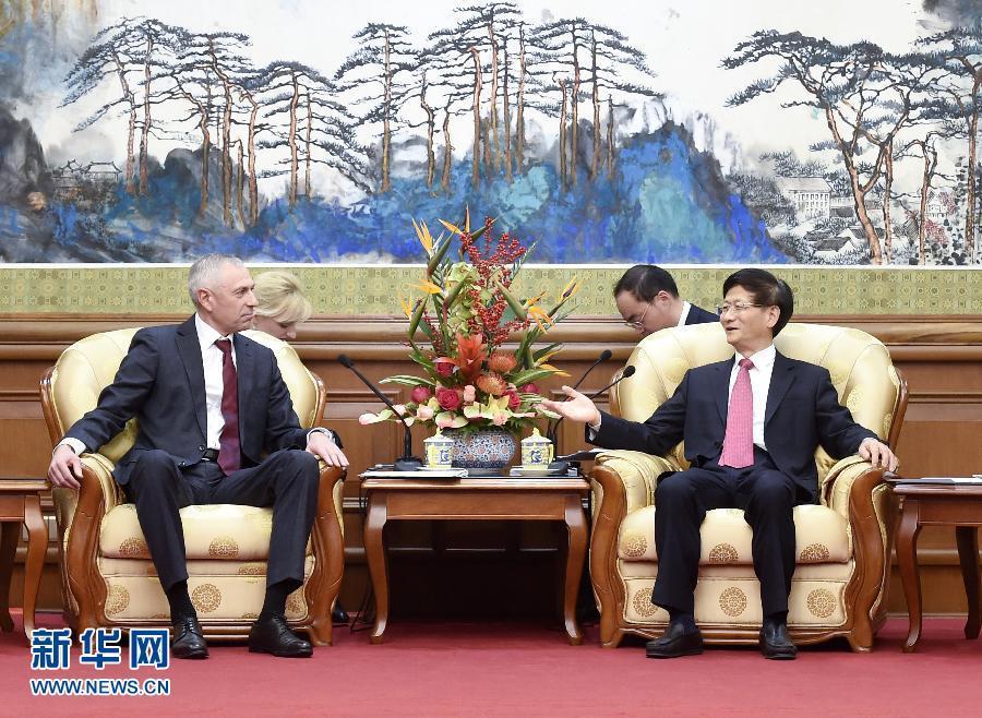 11月25日，中共中央政治局委員、中央政法委書記孟建柱在北京會見白俄羅斯總統(tǒng)辦公廳副主任米茨克維奇。 新華社記者燕雁攝 