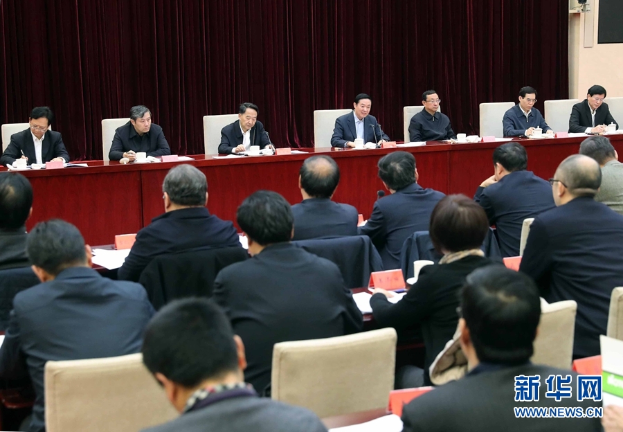 12月10日，中宣部在北京召開學(xué)習(xí)貫徹習(xí)近平總書記在中國(guó)文聯(lián)十大、中國(guó)作協(xié)九大開幕式上和會(huì)見中國(guó)記協(xié)第九屆理事會(huì)代表時(shí)重要講話精神座談會(huì)。中共中央政治局委員、中央書記處書記、中宣部部長(zhǎng)劉奇葆出席會(huì)議并講話。新華社記者 劉衛(wèi)兵 攝 