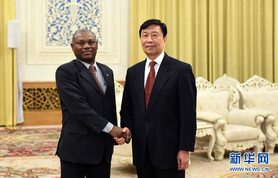 12月26日，國(guó)家副主席李源潮在北京會(huì)見圣多美和普林西比外交和海外僑民部部長(zhǎng)博特略。 新華社記者 張鐸 攝