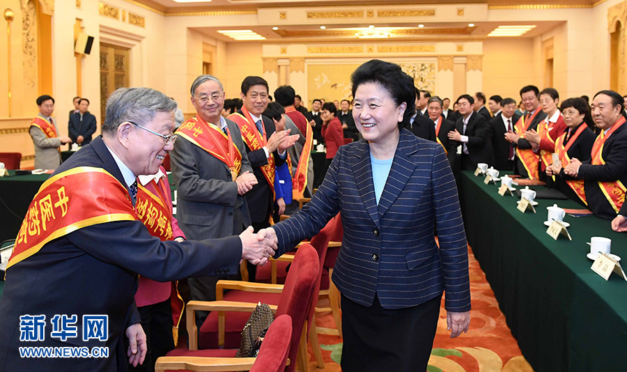 12月29日，中共中央政治局委員、國(guó)務(wù)院副總理劉延?xùn)|在北京與中醫(yī)藥高等學(xué)校教學(xué)名師座談。這是座談會(huì)前，劉延?xùn)|與獲得表彰的教師握手。新華社記者 張鐸 攝