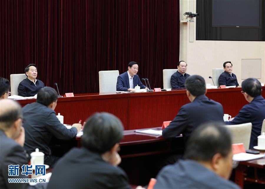  2月17日，在習(xí)近平總書記主持召開黨的新聞?shì)浾摴ぷ髯剷?huì)并發(fā)表重要講話一周年之際，中宣部在北京召開2017年新聞戰(zhàn)線&ldquo;新春走基層&rdquo;活動(dòng)座談會(huì)。中共中央政治局委員、中央書記處書記、中宣部部長(zhǎng)劉奇葆出席會(huì)議并講話。新華社記者 王曄 攝
