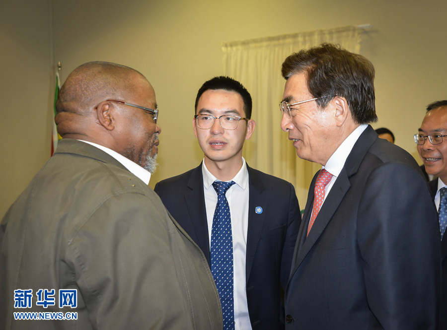 3月26日，中共中央政治局委員、北京市委書記郭金龍（前右）在南非約翰內(nèi)斯堡與執(zhí)政的南非非洲人國民大會總書記曼塔謝（前左）舉行工作會談。  新華社記者趙熙攝