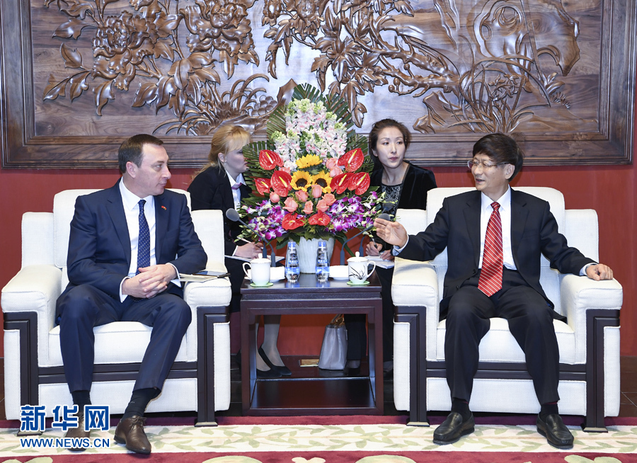 4月10日，中共中央政治局委員、中央政法委書(shū)記、中白政府間合作委員會(huì)中方主席孟建柱在北京會(huì)見(jiàn)白俄羅斯總統(tǒng)辦公廳副主任、中白政府間合作委員會(huì)白方主席斯諾普科夫。新華社記者 張領(lǐng) 攝