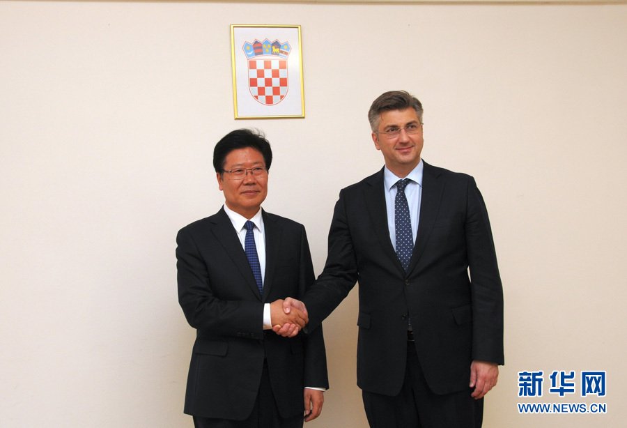 4月10日，克羅地亞民主共同體主席、政府總理普連科維奇（右）在薩格勒布會見中共中央政治局委員、中央黨的建設(shè)工作領(lǐng)導(dǎo)小組副組長張春賢。新華社記者薛群攝