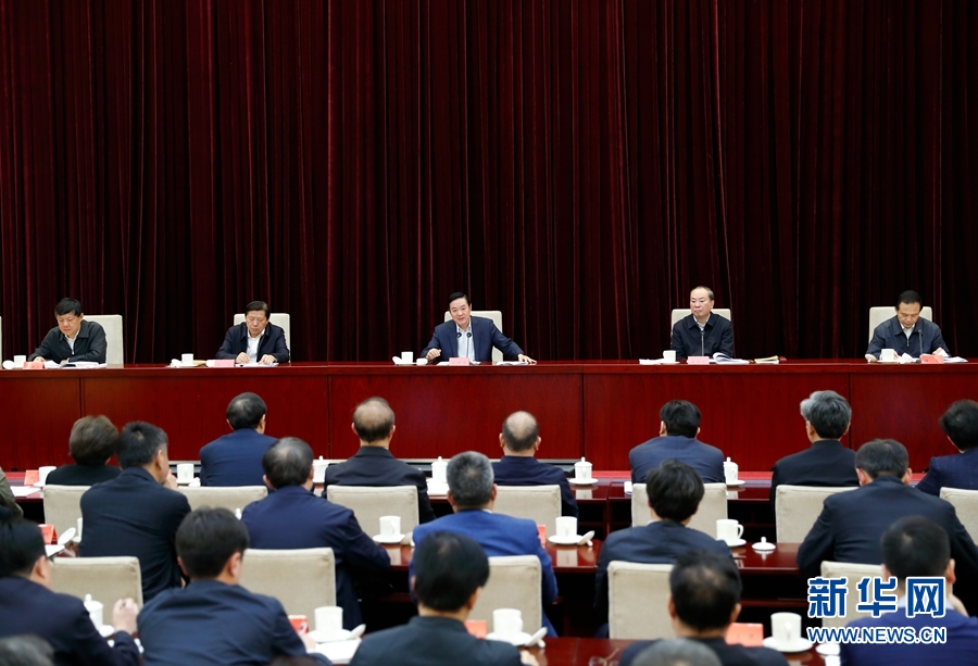 4月13日，中央宣傳部、中央政法委在北京召開貫徹落實(shí)《關(guān)于進(jìn)一步把社會(huì)主義核心價(jià)值觀融入法治建設(shè)的指導(dǎo)意見》電視電話會(huì)議。中共中央政治局委員、中央書記處書記、中宣部部長(zhǎng)劉奇葆出席會(huì)議并講話。新華社記者丁海濤攝