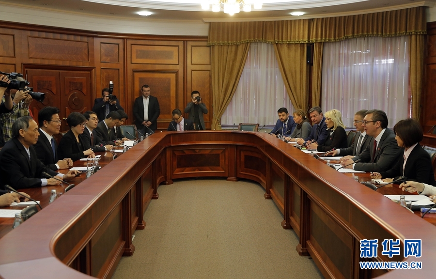 4月12日，塞爾維亞前進(jìn)黨主席、政府總理武契奇（右二）在貝爾格萊德會見中共中央政治局委員、中央黨的建設(shè)工作領(lǐng)導(dǎo)小組副組長張春賢（左二）。新華社發(fā)（普雷德拉格&middot;米洛薩夫列維奇攝）