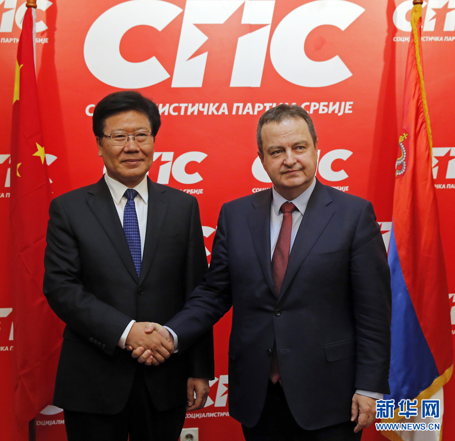 4月13日，中共中央政治局委員、中央黨的建設(shè)工作領(lǐng)導(dǎo)小組副組長張春賢（左）在塞爾維亞貝爾格萊德會見塞社會黨主席、政府第一副總理兼外長達(dá)契奇。新華社發(fā)（普雷德拉格&middot;米洛薩夫列維奇攝）