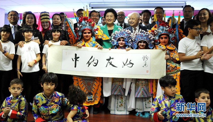 4月20日，在約旦首都安曼，中國國務(wù)院副總理劉延?xùn)|（中）考察TAG孔子學(xué)院。 新華社記者林曉蔚攝