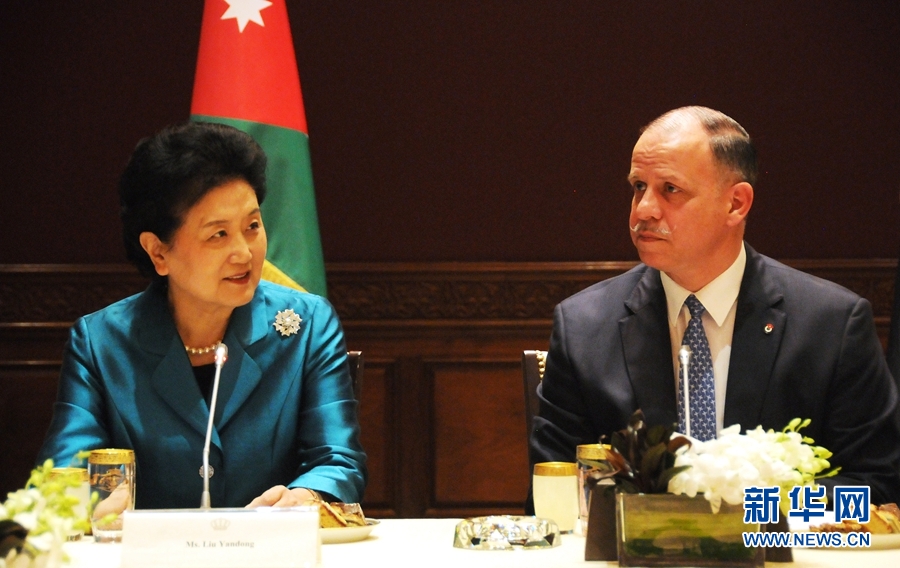 4月20日，在約旦首都安曼，約旦代國王費(fèi)薩爾（右）會(huì)見中國國務(wù)院副總理劉延?xùn)|。 新華社記者林曉蔚攝