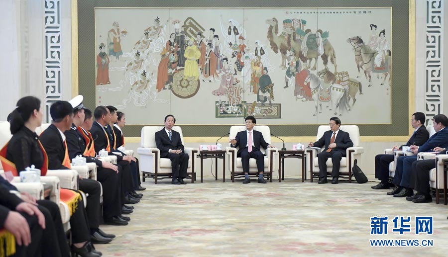 4月24日，第十三屆全國(guó)見(jiàn)義勇為英雄模范表彰大會(huì)在北京人民大會(huì)堂召開(kāi)。會(huì)前，中共中央政治局委員、中央政法委書記孟建柱與見(jiàn)義勇為英雄模范及家屬代表座談。國(guó)務(wù)委員、公安部部長(zhǎng)郭聲琨出席座談會(huì)并在表彰大會(huì)上講話。新華社記者 張鐸 攝