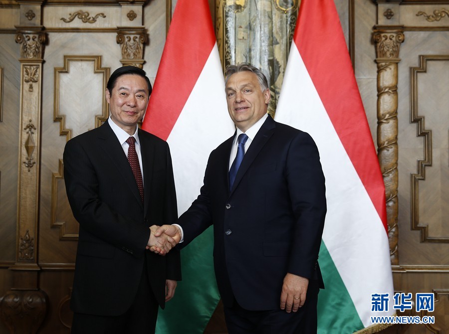 4月24日，在匈牙利首都布達(dá)佩斯，匈牙利總理、青民盟主席歐爾班（右）會(huì)見中共中央政治局委員、中央書記處書記、中宣部部長(zhǎng)劉奇葆。新華社記者葉平凡攝