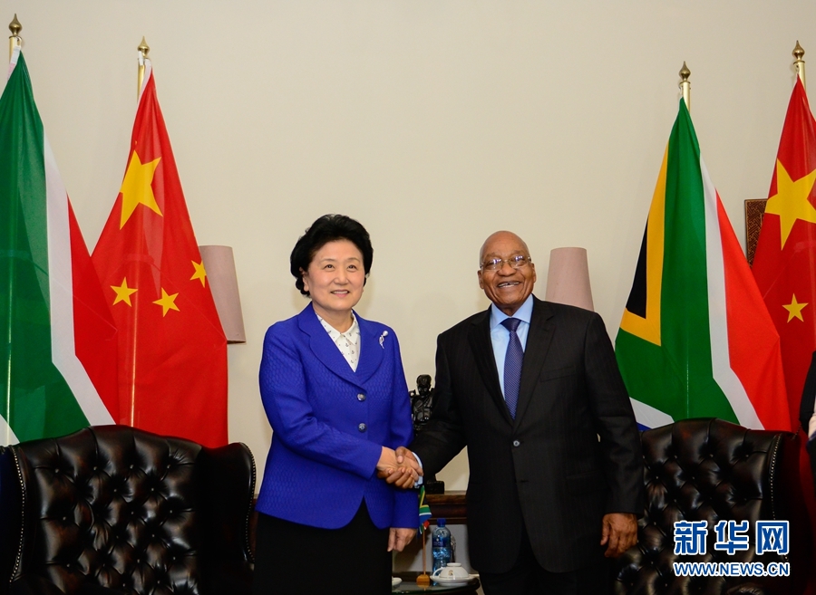 4月25日，南非總統(tǒng)祖馬（右）在比勒陀利亞總統(tǒng)官邸會(huì)見正在對(duì)南非進(jìn)行正式訪問并出席中南高級(jí)別人文交流機(jī)制首次會(huì)議的中國國務(wù)院副總理劉延?xùn)|。 新華社記者 翟健嵐 攝