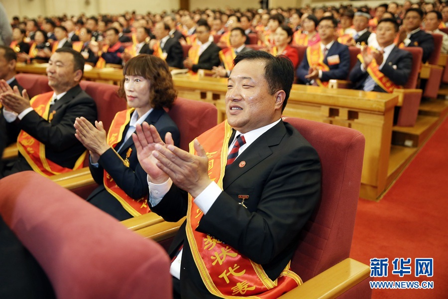 這是與會(huì)代表在表彰大會(huì)上鼓掌。新華社記者 才揚(yáng) 攝