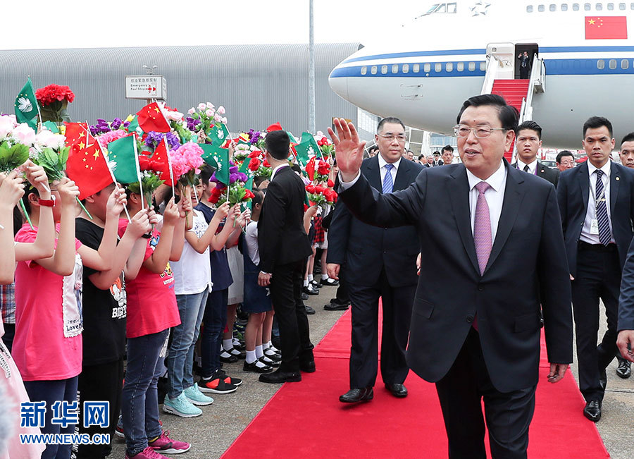 5月8日至10日，中共中央政治局常委、全國人大常委會委員長張德江視察澳門特別行政區(qū)。這是5月8日，張德江抵達(dá)澳門國際機(jī)場。 新華社記者龐興雷 攝 