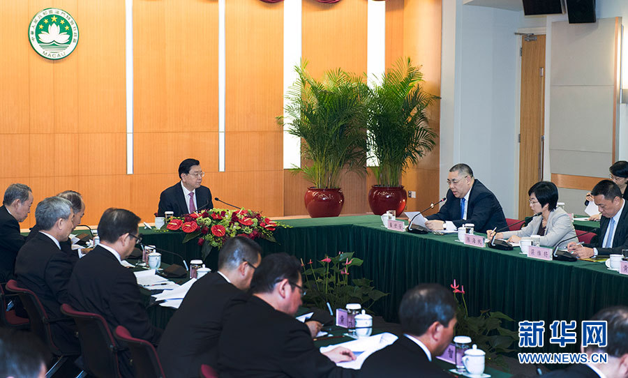 5月8日至10日，中共中央政治局常委、全國人大常委會委員長張德江視察澳門特別行政區(qū)。這是5月8日，張德江聽取澳門特別行政區(qū)政府工作匯報(bào)。新華社記者 李學(xué)仁 攝