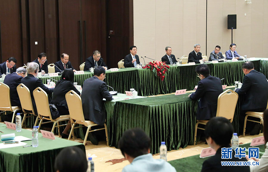 5月8日至10日，中共中央政治局常委、全國人大常委會委員長張德江視察澳門特別行政區(qū)。這是5月10日，張德江與教育工作者和學(xué)生代表座談。新華社記者 龐興雷 攝